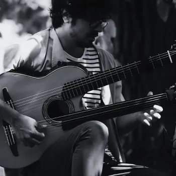 Mahan Mirarab fretless gitáron – videófelvétel Kisteleken, Magyarországon