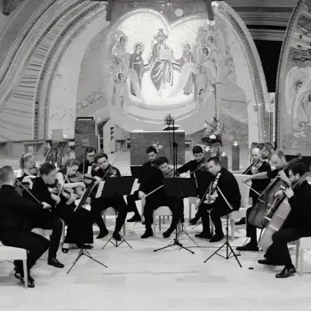 Camerata Pelsonore koncert a Gazdagréti Szent Angyalok Plébánián, Budapesten (fekete-fehér)